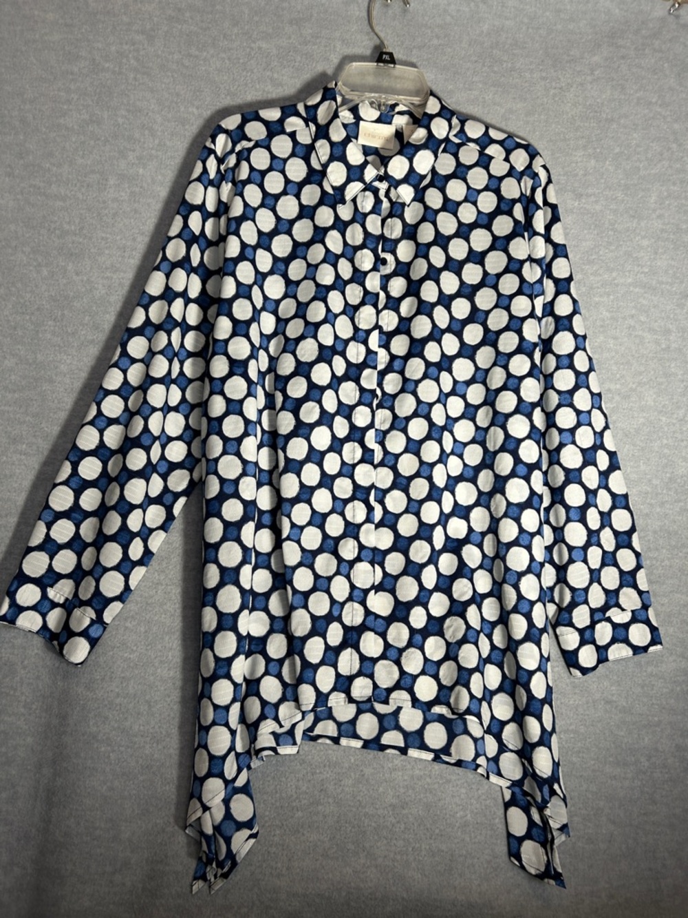 CHICO’S Summer Lightweight Blue Polka Dot Extra Long Line Hanky Hem Button Up